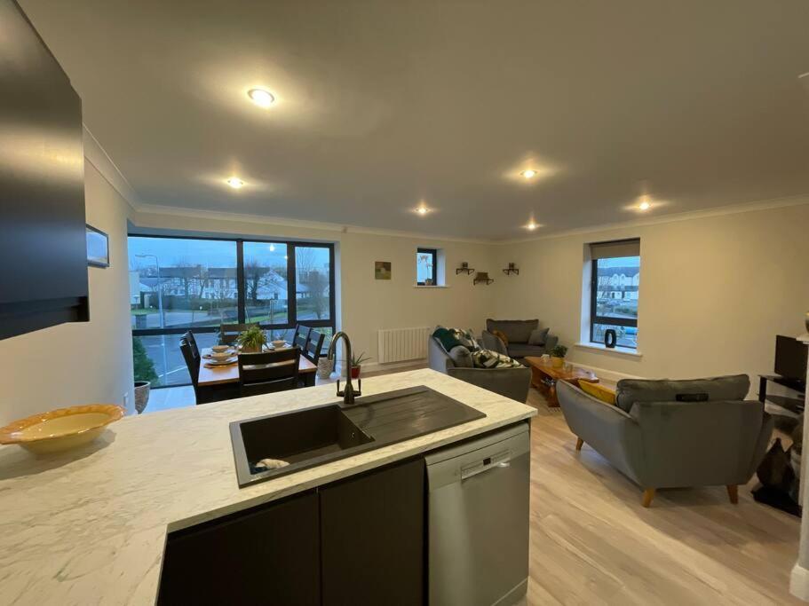 Entire Apartment , Centre Carrick-On-Shannon Exterior photo